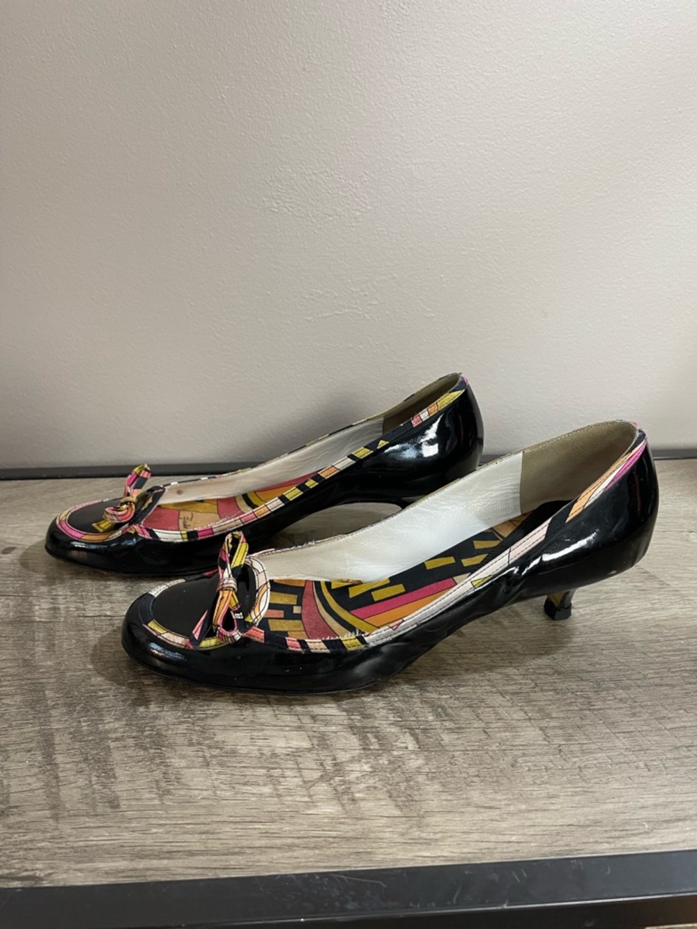 Womens EMILIO PUCCI Black PATENT LEATHER Silk Trim Designer KITTEN Heel PUMPS 37 - Picture 2 of 8